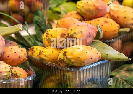 Frische opuntia oder Kaktusfrüchte an der Markttheke. Exotische Früchte. Nahaufnahme Stockfoto