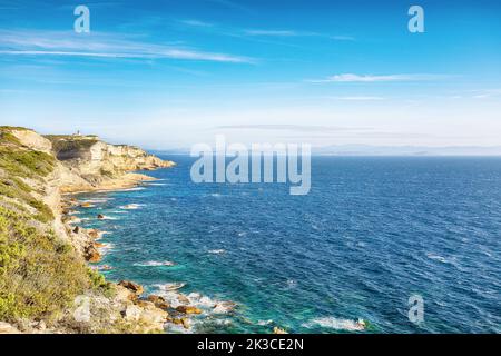 Fantastische Aussicht auf die Klippen in der Nähe der Altstadt von Bonifacio. Beliebtes Reiseziel des Mittelmeers und Korsika. Lage: Bonifacio, Korsika; Frankreich, E Stockfoto