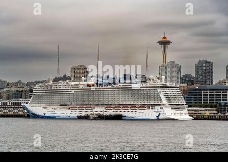 Norwegisches Bliss-Schiff der Norwegian Cruise Line mit Space Needle im Hintergrund, Seattle, Washington, USA Stockfoto