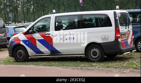 Biddinghuizen, Niederlande - September 23 2022 Geparkte niederländische Polizei-Van mit den üblichen roten, weißen, blauen Farben. Es ist ein Mercedes-benz Transporter Stockfoto