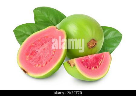 Guava-Fruchtscheiben isoliert auf weißem Hintergrund mit voller Schärfentiefe. Stockfoto