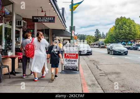 Menschen, die entlang der Hauptstraße in Guerneville, Kalifornien, USA, laufen Stockfoto