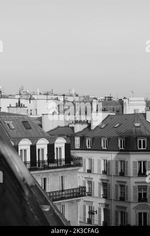 Paris, Frankreich. Pariser Gebäude Überdacht Das Stadtbild. Apartments in Paris. Stockfoto