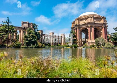 Der Palast der Schönen Künste ist ein Gebäude im Marina District von San Francisco, Kalifornien mit einer zentralen Rotunde. Stockfoto