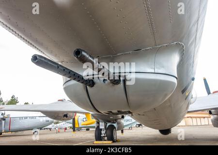 Nahaufnahme eines Maschinengewehrpaars auf der Unterseite eines Boeing B-29 Superfortress-Bombers, das im Luftmuseum auf der Travis Air Force Base ausgestellt ist Stockfoto