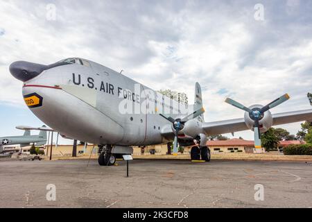 Ein Transportflugzeug der amerikanischen Douglas C-124 Globemaster, das auf der Travis Airforce Base in Kalifornien, USA, ausgestellt ist Stockfoto