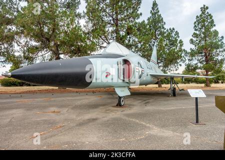 Ein Convair F-102 Delta Dagger Abfangflugzeug, das auf der Travis Airforce Base in Kalifornien, USA, ausgestellt wird Stockfoto