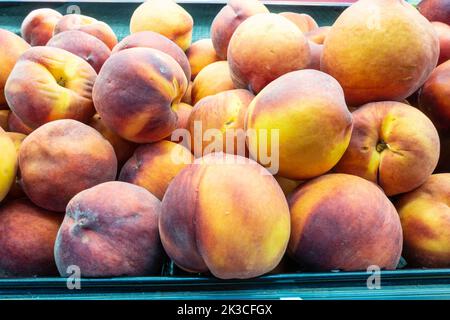 Frische Pfirsiche im Supermarkt. Stockfoto