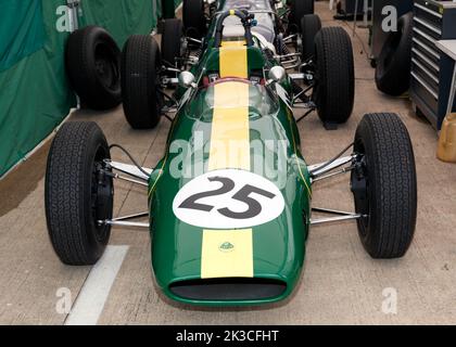 Jim Clarks Lotus 25 1962/63: Das Auto, in dem er seinen ersten Weltmeistertitel F1 gewann, jetzt von Andy Middlehurst in den HGPCA Pre '66 Grand prix Cars gefahren Stockfoto