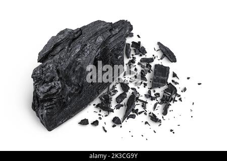 Natürliche Holzkohle isoliert auf weißem Hintergrund mit voller Schärfentiefe. Draufsicht. Flach liegend. Stockfoto