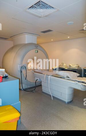 Ein MRT-Scanner (vermutlich ein Philips Achieva MRT-Gerät) ist ein Ganzkörper-MRT-Gerät zum Scannen von Patienten in einem Krankenhaus, das für private und NHS-Patienten verwendet wird. Stockfoto