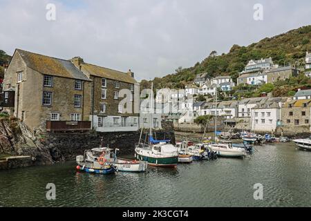 Boote im Hafen im kleinen Fischerdorf Polperro im Süden Cornwalls. Alles ist ruhig und die Zeichen der Ankunft des Herbstes beginnen zu Stockfoto