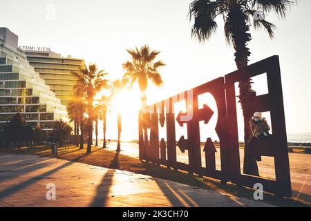 Batumi, Georgia - 25. september, 2021: Wo Denkmal in Batumi Resort mit Palmen. Konzept Reiseziel Urlaub in Georgien. Wohin Sie reisen müssen Stockfoto