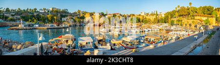 Antalya, Türkei - 10. September 2022: Hafen in der Altstadt von Antalya Kaleici - Altstadt von Antalya, Türkei Stockfoto