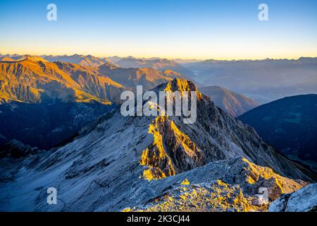 Alpengipfel, beleuchtet von aufgehender Sonne Stockfoto