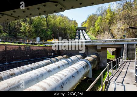 Niederwartha pumpte die Lageranlage, die Penstocks vom oberen Reservoir zum Kraftwerk im unteren Reservoir Stockfoto