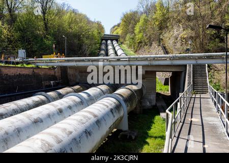 Niederwartha pumpte die Lageranlage, die Penstocks vom oberen Reservoir zum Kraftwerk im unteren Reservoir Stockfoto