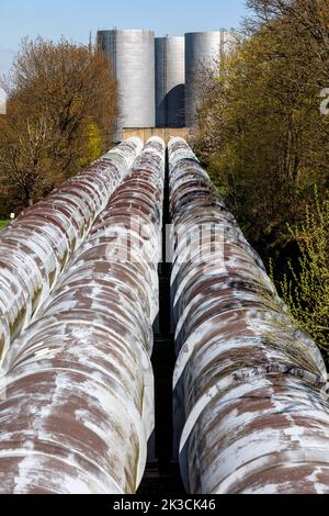 Niederwartha pumpte das Lager, die Abflussrohre an den Tanks am oberen Behälter Stockfoto