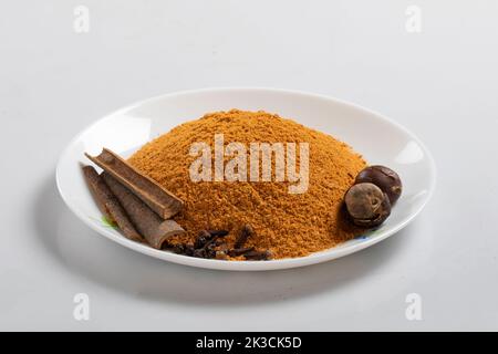 Verschiedene Gewürze isoliert auf weiß Stockfoto