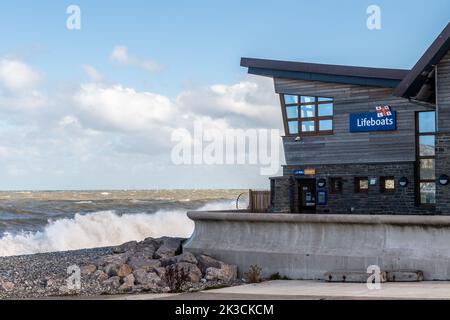 Llandudno, Nordwales, Großbritannien. 26. September 2022. Die Windböen der Windstärke treffen heute auf Llandudno an der Küste von Nordwales, was dazu führt, dass riesige Wellen auf den Strand treffen. Quelle: AG News/Alamy Live News Stockfoto