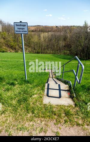 Treppen in die Landschaft, scheinbar nirgendwo, auf einer Wiese am Stadtrand von Dresden Stockfoto