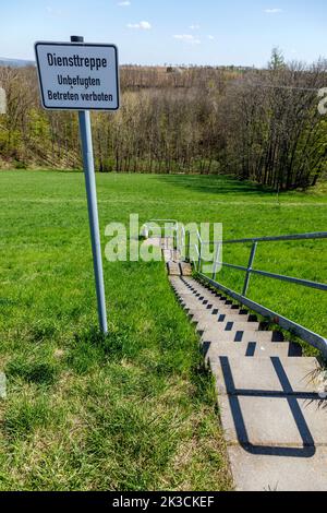 Treppen in die Landschaft, scheinbar nirgendwo, auf einer Wiese am Stadtrand von Dresden Stockfoto