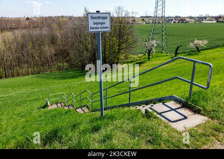 Treppen in die Landschaft, scheinbar nirgendwo, auf einer Wiese am Stadtrand von Dresden Stockfoto