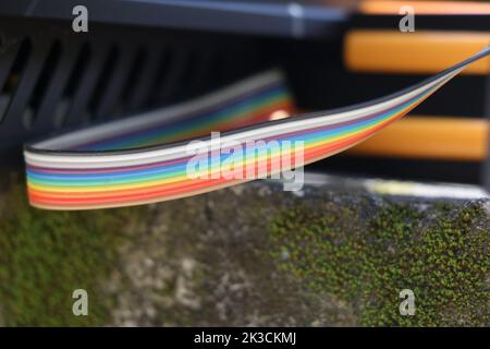 Flachbandkabel oder Drähte, die an einem 3D-Druckergerät zum Anschließen verschiedener elektronischer Komponenten verwendet werden Stockfoto