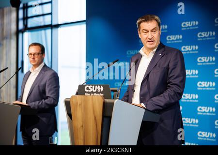 26. September 2022, Bayern, München: Markus Söder (CSU, r), Parteivorsitzender und Ministerpräsident Bayerns, spricht neben Martin Huber, Generalsekretär der CSU, auf der Pressekonferenz nach einer Sitzung des CSU-Exekutivkomitees. Foto: Matthias Balk/dpa Stockfoto