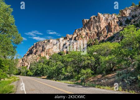 Felsen in Columnar Jointing Area, Clear Creek Canyon, Utah 4 Highway, in der Nähe des Fremont Indian State Park, Utah, USA Stockfoto