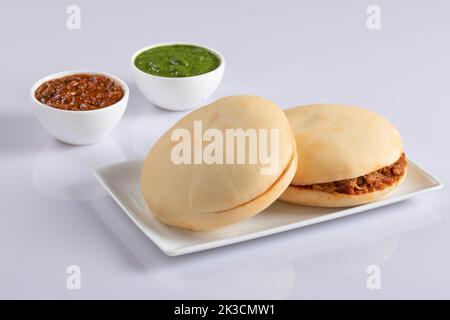 Hühnchen-Hackbraten mit Kitschiger Pilzfüllung, isoliert auf Weiß. Stockfoto