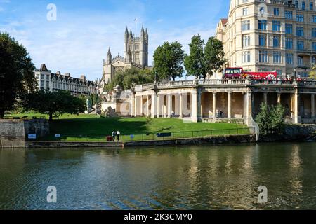 Bath Abbey und die Empire Hotel and Parade Gardens sahen an einem hellen Herbstmorgen im Jahr 2022 über den Fluss Avon. Stockfoto