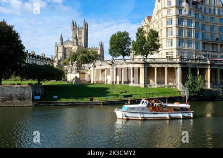 Bath Abbey und die Empire Hotel and Parade Gardens sahen an einem hellen Herbstmorgen im Jahr 2022 über den Fluss Avon. Stockfoto