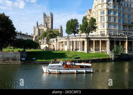 Bath Abbey und die Empire Hotel and Parade Gardens sahen an einem hellen Herbstmorgen im Jahr 2022 über den Fluss Avon. Stockfoto