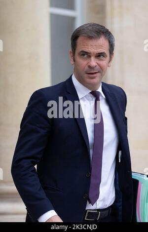 Paris, Frankreich. 26. September 2022. Der Sprecher der Regierung Olivier Veran verlässt das Kabinett nach einer Kabinettssitzung am 26. September 2022 im Pariser Elysee-Palast. Foto von Raphael Lafargue/ABACAPRESS.COM Quelle: Abaca Press/Alamy Live News Stockfoto