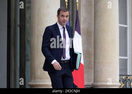 Paris, Frankreich. 26. September 2022. Der Sprecher der Regierung Olivier Veran verlässt das Kabinett nach einer Kabinettssitzung am 26. September 2022 im Pariser Elysee-Palast. Foto von Raphael Lafargue/ABACAPRESS.COM Quelle: Abaca Press/Alamy Live News Stockfoto