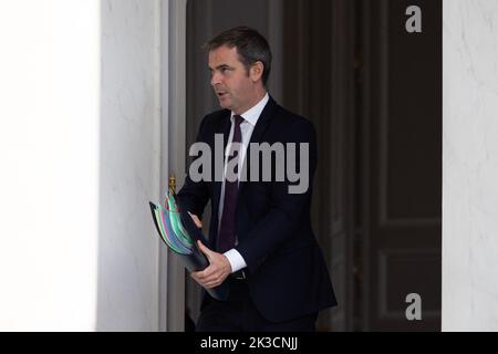 Paris, Frankreich. 26. September 2022. Der Sprecher der Regierung Olivier Veran verlässt das Kabinett nach einer Kabinettssitzung am 26. September 2022 im Pariser Elysee-Palast. Foto von Raphael Lafargue/ABACAPRESS.COM Quelle: Abaca Press/Alamy Live News Stockfoto