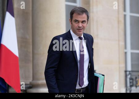 Paris, Frankreich. 26. September 2022. Der Sprecher der Regierung Olivier Veran verlässt das Kabinett nach einer Kabinettssitzung am 26. September 2022 im Pariser Elysee-Palast. Foto von Raphael Lafargue/ABACAPRESS.COM Quelle: Abaca Press/Alamy Live News Stockfoto