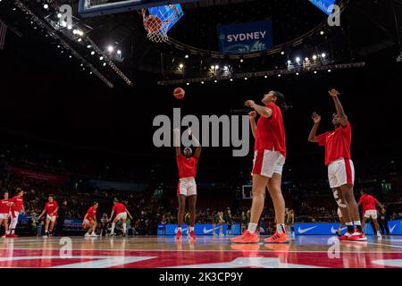 Sydney, Australien. 26. September 2022. Kanadische Spieler wärmen sich vor dem Spiel der FIBA Womens World Cup 2022 zwischen Kanada und Australien im Sydney Superdome in Sydney, Australien, auf. (Foto: NOE Llamas/Sports Press Photo/C - EINE STUNDE DEADLINE - NUR FTP AKTIVIEREN, WENN BILDER WENIGER ALS EINE STUNDE ALT sind - Alamy) Quelle: SPP Sport Press Photo. /Alamy Live News Stockfoto