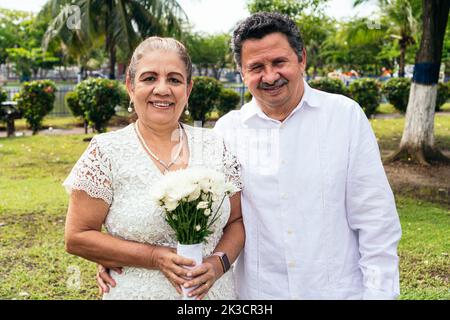 Braut und Bräutigam im Freien, lächelnd, Porträt Stockfoto