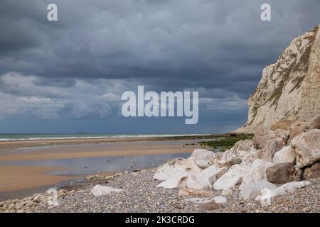 Ebbe am Strand von Cap Blanc nez in frankreich mit den weißen Kreidefelsen Stockfoto