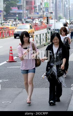TOKIO, JAPAN, 04. JULI: Unbekannte Freunde gehen zur Harajuku Street. Juli 04,2008 in Tokio, Japan Stockfoto