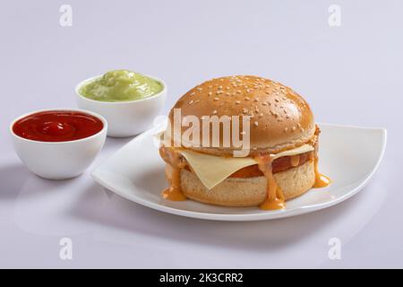 Frischer, leckerer Burger auf weißem Hintergrund isoliert. Stockfoto