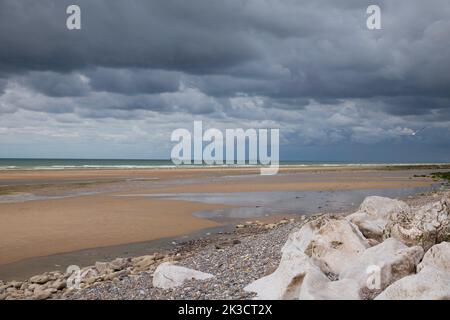 Ebbe am Strand von Cap Blanc nez in frankreich mit weißen Felsen Stockfoto