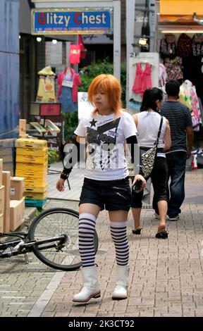 TOKIO, JAPAN-JULI 05: Nicht identifiziertes cooles Harajuku-Mädchen mit weißen Stiefeln, das die Harajuku Street entlang läuft. Juli 05,2008 in Tokio, Japan Stockfoto