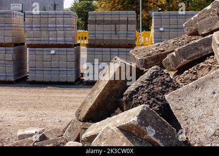 Eine Nahaufnahme eines Haufens alter Steine und neuer Steine auf einer Straße, die gerade gebaut wird Stockfoto