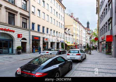 München, Deutschland - 4. Juli 2011 : Sendlinger Straße, saubere Einkaufsstraße im Zentrum von München. Stockfoto