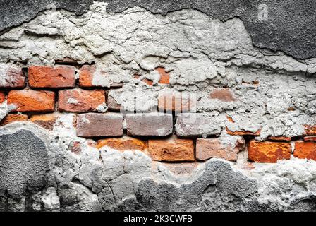 Textur der alten beschädigten verwitterten Ziegelwand. Stockfoto