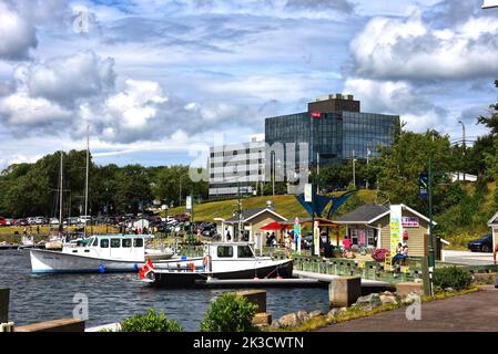 Sydney, Kanada - 2. August 2022: Blick auf den Hafen von Sydney und die Promenade, im Hafen von Sydney, in Cape Breton Nova Scotia. Stockfoto