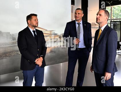 Prag, Tschechische Republik. 26. September 2022. (L-R) der Warschauer Bürgermeister Rafal Trzaskowski, der Bürgermeister von Kiew Vitaly Klitschko und der Prager Bürgermeister Zdenek Hrib während der Pressekonferenz auf dem Prager Städtegipfel, der einen Dialog zwischen den Bürgermeistern der europäischen Hauptstädte und der Europäischen Kommission bietet, in Prag, Tschechische Republik, am 26. September 2022. Kredit: Michal Krumphanzl/CTK Foto/Alamy Live Nachrichten Stockfoto